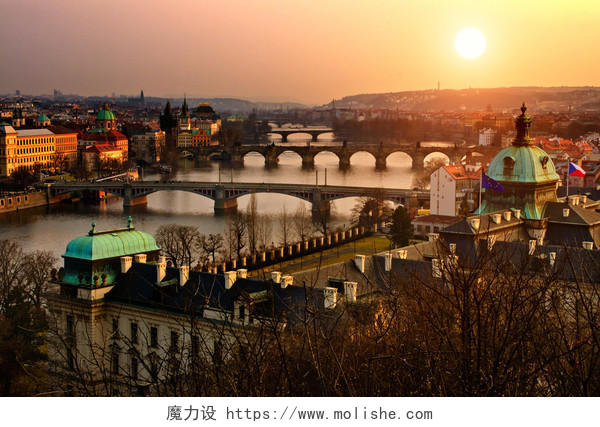查尔斯桥和日落布拉格灯的全景视图波希米亚捷克共和国